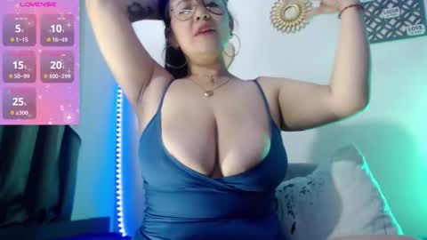 Snapshot of _donniia_ chatting on October 2025 12:05:02 PM Dannia online show from October 2025 12:05:02 PM