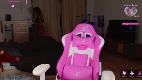 Mia  online show from November 2025 12:27:02 PM