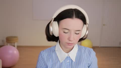 Essie  online show from September 2025 03:46:01 PM