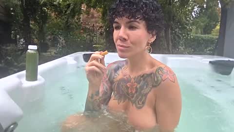 Snapshot of _frankie_rivers chatting on October 2025 06:25:02 PM Frankie Rivers allmylinks online show from October 2025 06:25:02 PM