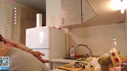 Snapshot of _halllseyyy_ chatting on October 2025 01:23:01 PM Hi everybody my name is Halsey online show from October 2025 01:23:01 PM