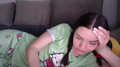 Snapshot of _hidden_frommymoom_ chatting on February 2026 07:09:02 AM Criss4u online show from February 2026 07:09:02 AM