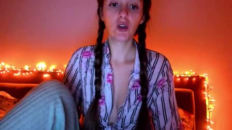 _just_a_simple_girl online show from October 2025 11:32:02 AM