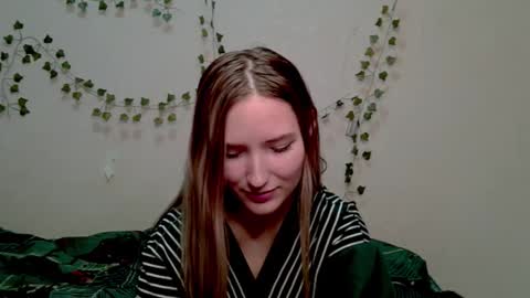 _kikiclark_ online show from November 2025 06:30:01 PM