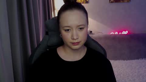 _lalune_ online show from October 2025 08:35:01 AM