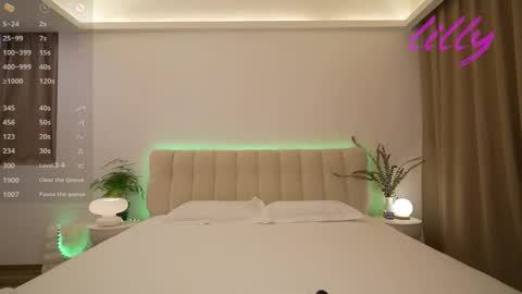 _lillilly_ online show from September 2025 05:29:01 AM