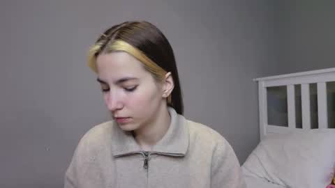 Snapshot of _little_butterfly_ chatting on November 2025 07:18:02 AM Emma online show from November 2025 07:18:02 AM