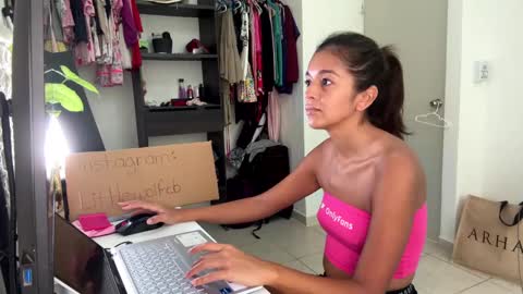 Little Wolfie online show from March 2025 05:05:01 PM