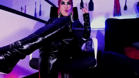 Snapshot of _luna_parisi chatting on December 2024 05:04:01 AM MISS LUNA online show from December 2024 05:04:01 AM