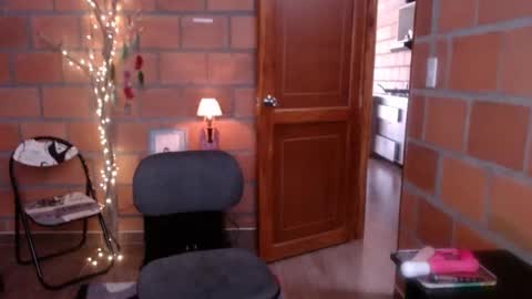 _lunablondie_ online show from December 2024 12:18:02 PM