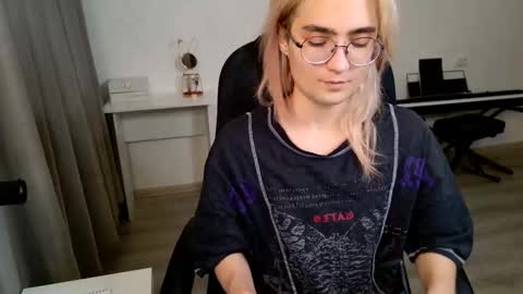 _meow_neko_ online show from January 2026 01:41:02 AM