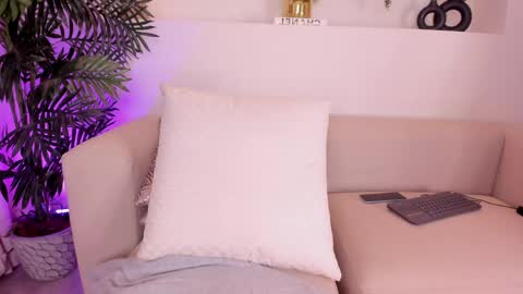 Mia online show from May 2026 09:12:02 PM