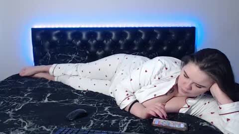 Snapshot of _mimi_mikey_ chatting on November 2025 11:43:01 AM mikey and mia online show from November 2025 11:43:01 AM