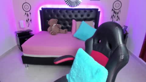 Olivia jones online show from December 2025 11:59:01 AM