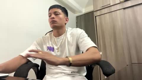 Juan Pablo-independent model online show from February 2025 10:00:02 PM