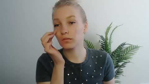 Snapshot of _snow_queen__ chatting on April 2026 07:47:01 AM Rachel online show from April 2026 07:47:01 AM