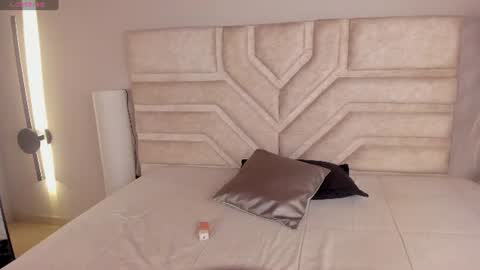 Zoe  online show from August 2026 01:05:01 PM