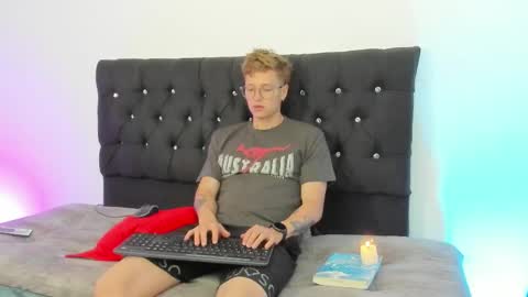 Snapshot of a_sexy_couple__ chatting on October 2025 07:43:01 PM A Sexy Couple online show from October 2025 07:43:01 PM