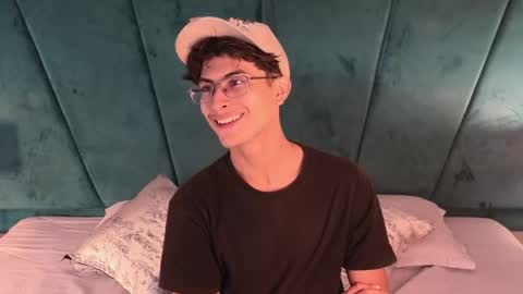Aaron Ezequiel online show from April 2026 06:55:01 PM