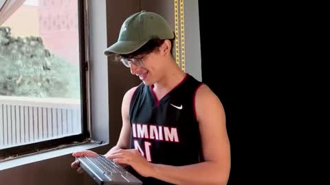 Aaron Ezequiel online show from May 2026 01:08:01 PM