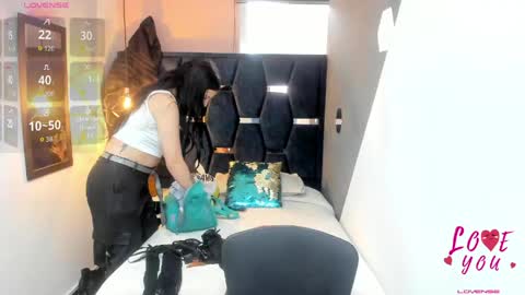 Snapshot of abril_fox__ chatting on May 2026 08:28:01 PM Abril Fox online show from May 2026 08:28:01 PM