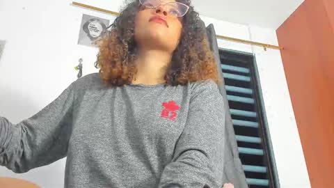 Snapshot of ada_gales_ chatting on November 2025 04:23:02 AM Isa online show from November 2025 04:23:02 AM