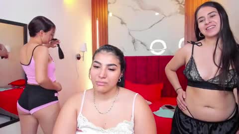 Snapshot of afroditaandsoffi chatting on February 2025 06:31:01 PM Afrodita Chery y Hermione online show from February 2025 06:31:01 PM