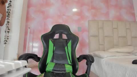 Snapshot of aida_rose chatting on February 2026 10:15:02 PM karoline online show from February 2026 10:15:02 PM