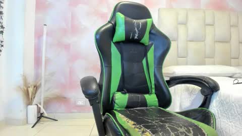 Snapshot of aida_rose chatting on February 2026 06:26:02 PM karoline online show from February 2026 06:26:02 PM