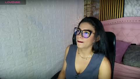 Snapshot of aisha__cambell chatting on May 2026 10:42:02 AM aisha__cambell online show from May 2026 10:42:02 AM