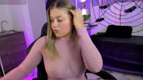 Snapshot of alaia_greyy chatting on October 2025 01:07:02 PM Alaia online show from October 2025 01:07:02 PM