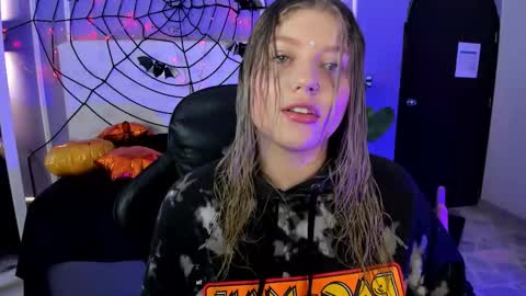 Snapshot of alaia_greyy chatting on November 2025 12:37:02 PM Alaia online show from November 2025 12:37:02 PM