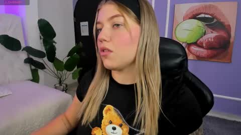 Snapshot of alaia_greyy chatting on November 2025 02:35:01 PM Alaia online show from November 2025 02:35:01 PM