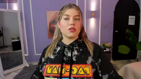 Snapshot of alaia_greyy chatting on November 2025 12:59:01 PM Alaia online show from November 2025 12:59:01 PM