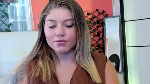 Snapshot of alaia_greyy chatting on April 2026 01:05:02 PM Alaia online show from April 2026 01:05:02 PM