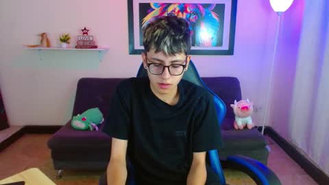 Snapshot of alexcum_18 chatting on May 2026 02:13:02 PM alex online show from May 2026 02:13:02 PM