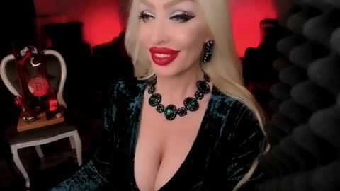 Snapshot of alfa_female chatting on December 2024 07:39:01 AM AlfaFemale online show from December 2024 07:39:01 AM