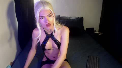 alice_m00nn online show from May 2026 04:04:02 PM