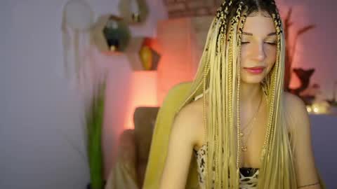 Snapshot of alicee_kiss chatting on December 2024 07:35:01 PM Alicee Kiss online show from December 2024 07:35:01 PM
