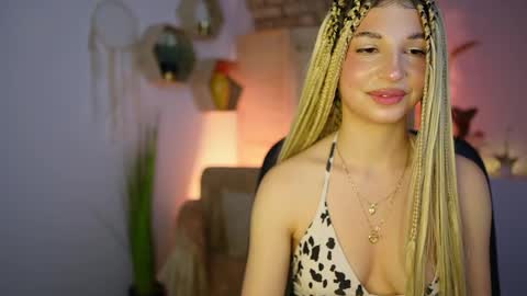 Snapshot of alicee_kiss chatting on January 2025 10:19:01 PM Alicee Kiss online show from January 2025 10:19:01 PM