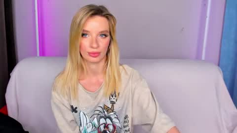 Snapshot of alina_lovelyx chatting on June 2026 02:53:01 AM Alina online show from June 2026 02:53:01 AM