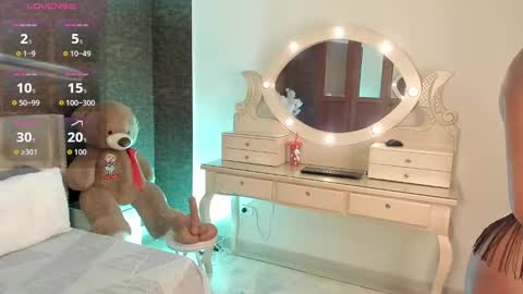 Snapshot of alisoon_moon chatting on October 2025 10:51:02 PM Alison Moon online show from October 2025 10:51:02 PM