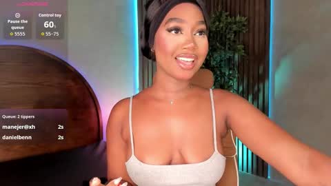 Snapshot of alisoon_moon chatting on October 2025 01:11:01 AM Alison Moon online show from October 2025 01:11:01 AM