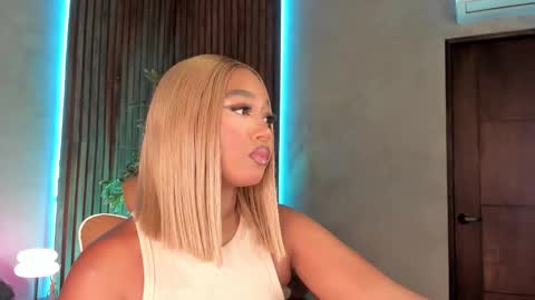 Snapshot of alisoon_moon chatting on November 2025 10:41:02 PM Alison Moon online show from November 2025 10:41:02 PM