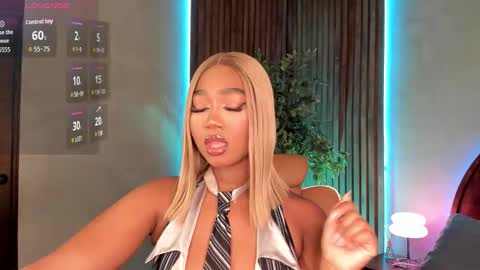 Snapshot of alisoon_moon chatting on November 2025 11:15:01 PM Alison Moon online show from November 2025 11:15:01 PM