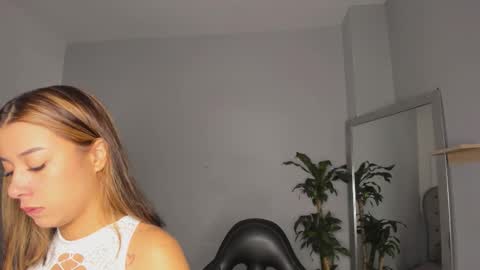 alix_18 online show from September 2025 11:26:02 AM