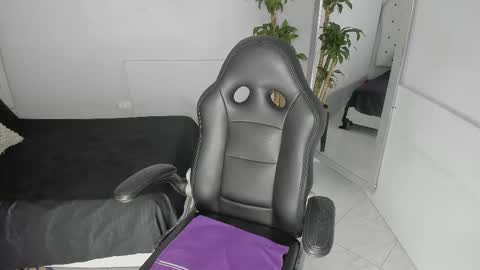 alix_18 online show from October 2025 11:33:02 AM