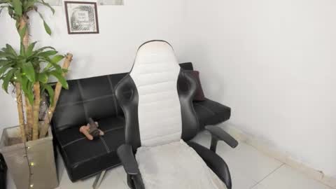 allyssann online show from February 2026 12:08:01 AM