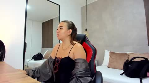 ALMA FENIX  online show from October 2025 12:27:01 PM