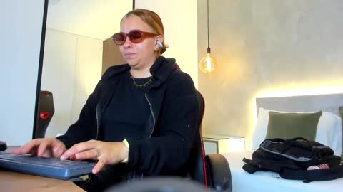 ALMA FENIX  online show from November 2025 12:52:01 PM